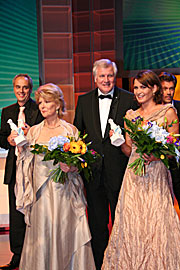 Ehrenpreisträgerin Christiane Hörbiger, Ministerpäsident Horst Seehofer, Anja Kling, beste Fernsehfilm-Schauspielerin, im Hintergrund "Restaurant-Tester" Christian Rach (Foto: Martin Schmitz)